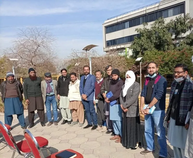 Group photograph of the participants with Dr. Mir Zahed, outdoors, after a study session on the Atkins diet.